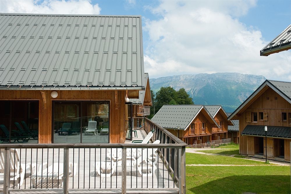 Madame Vacances Les Chalets Du Berger La Feclaz Exterior photo